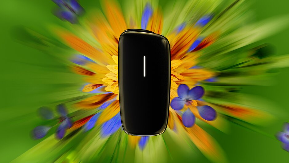 Ploom cihazı yaşıl fon və bahar çiçəkləri fonunda. Bahar Kampaniyası vizualı