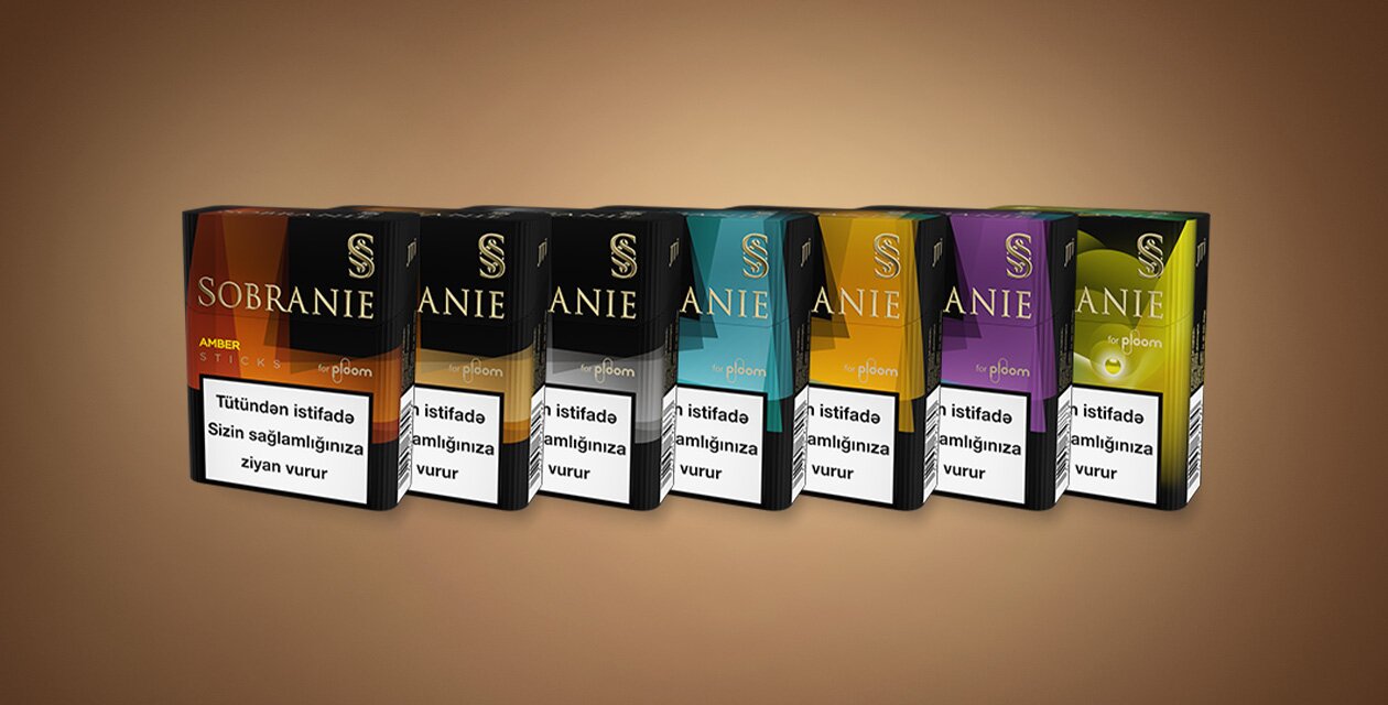 Sobranie tütün çubuqlarının müxtəlif çeşidlərdə qutularının yan-yana düzülmüş görüntüsü.