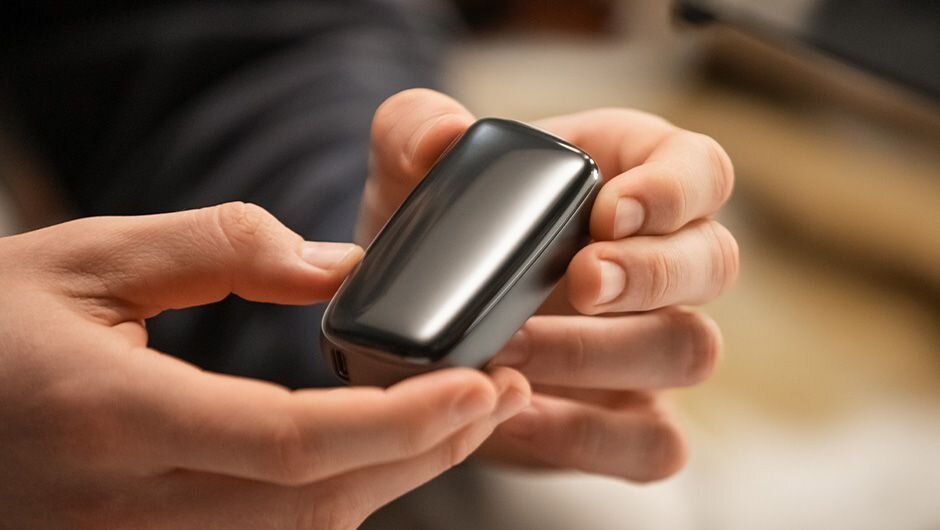 Minimalist dizaynlı Ploom cihazı yaxın planda | Texnologiya və estetik zövq bir arada