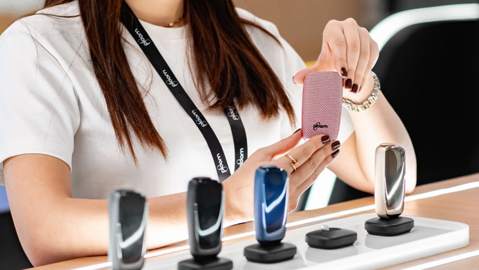 Ploom advisor showcasing a pink-covered device at Deniz Mall.