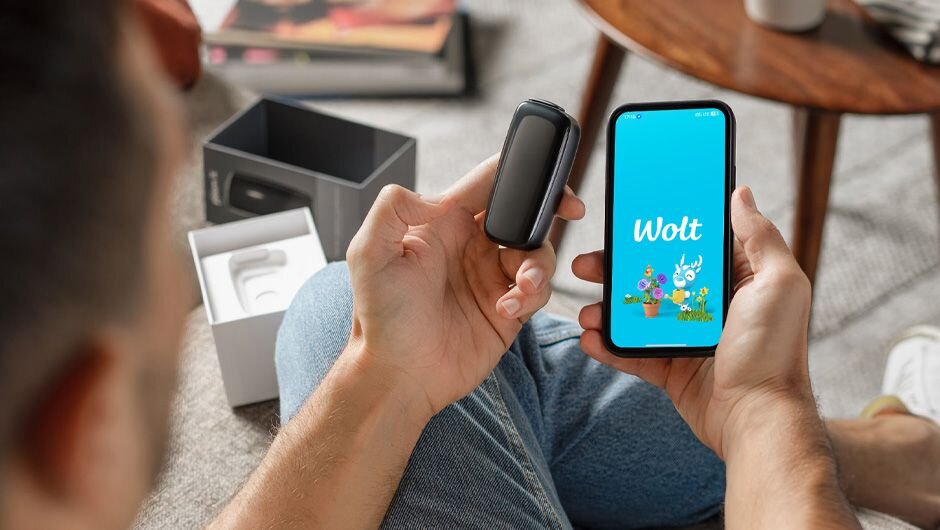 Ploom cihazı və Wolt tətbiqi ilə sifariş verən şəxs.