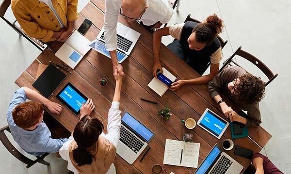 Yrityksen työntekijät työvaatteissa omalla logolla ja painatuksella