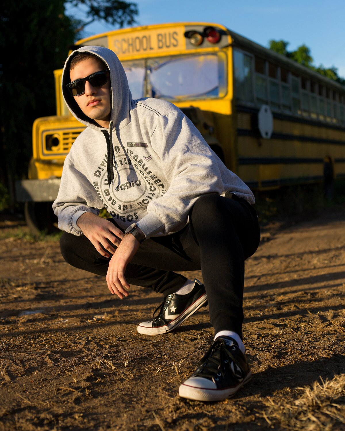 Opiskelijaryhmä huppareissa ja paidoissa omalla painatuksella koululle ja luokalle