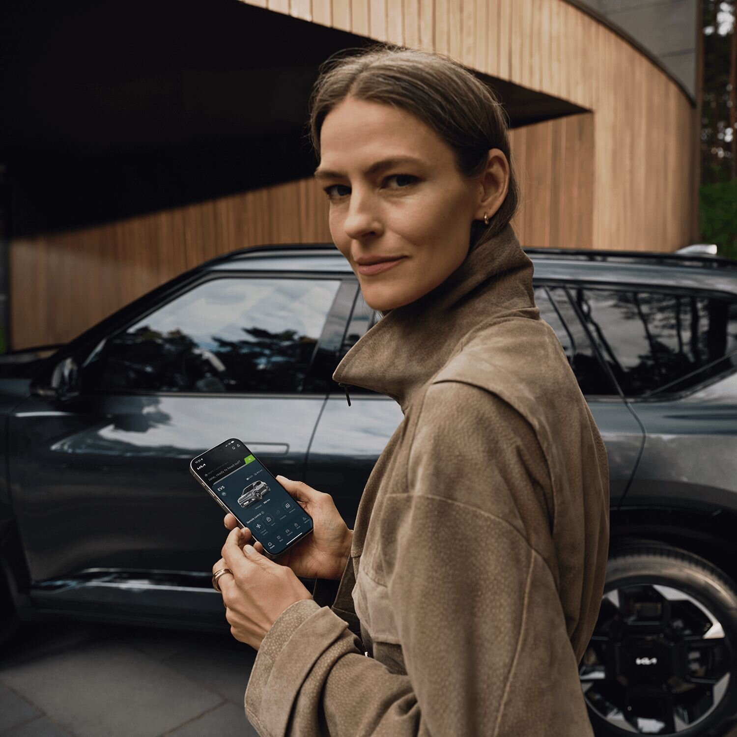 Eine Frau bedient die innovativen Funktionen des Kia EV5