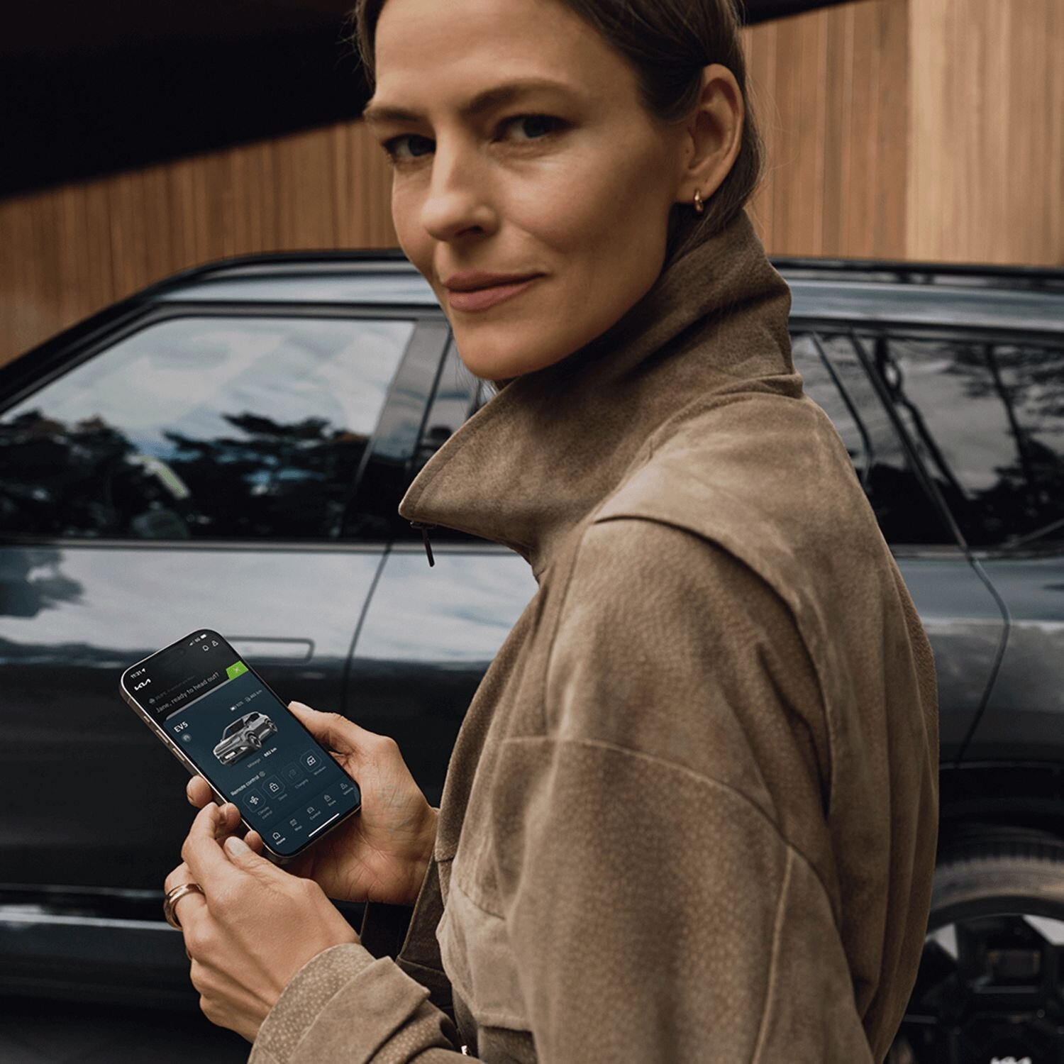 Eine Frau bedient die innovativen Funktionen des Kia EV5