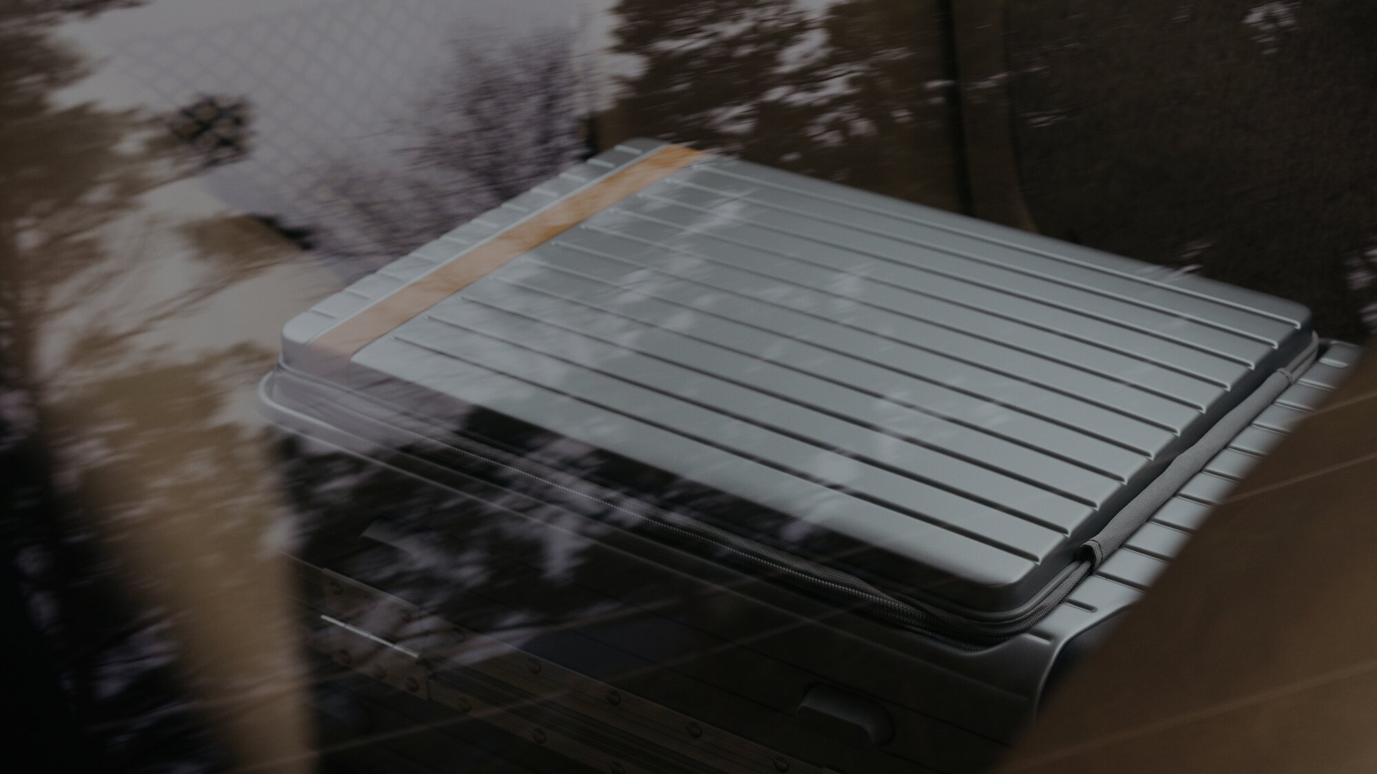 How to clean a suitcase effectively: step-by-step guide