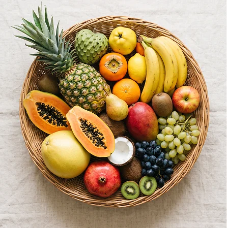 Panier de fruits de saison de novembre : agrumes, pommes, poires et grenade