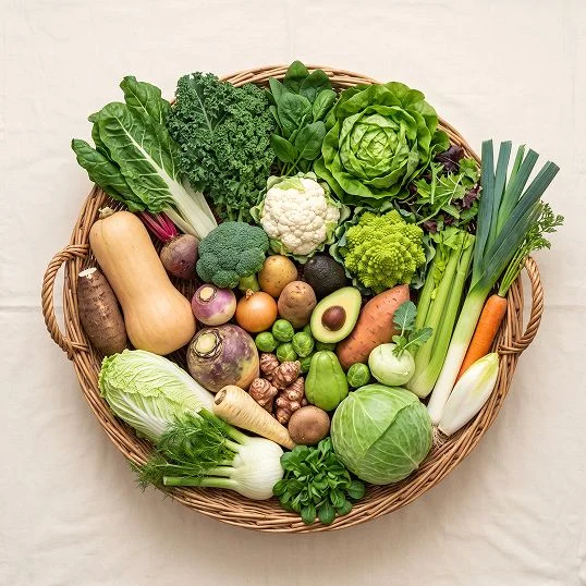 Panier de légumes de saison de novembre : courges, choux, poireaux et racines