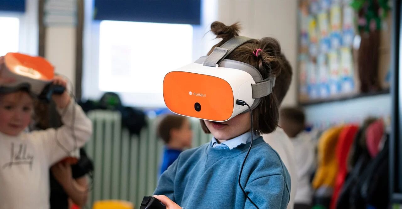 Elementary School students learning with VR