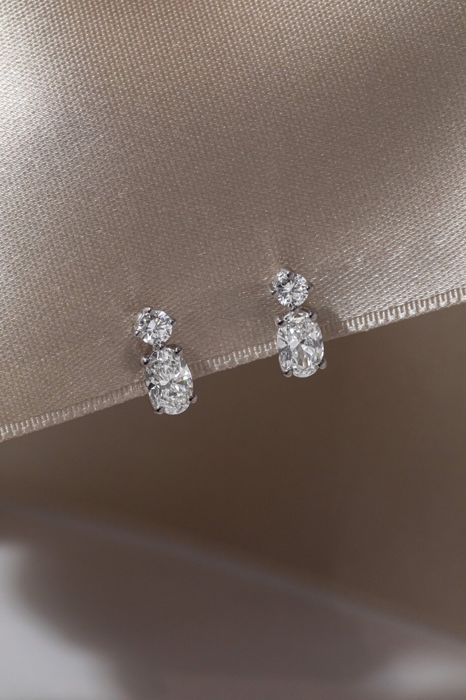 round and oval diamond drop earrings in white gold