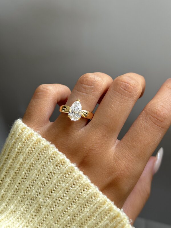 pear diamond solitaire engagement ring in yellow gold with a chunky band vri 