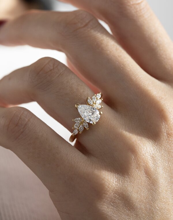pear diamond cluster ring in yellow gold Anastasia