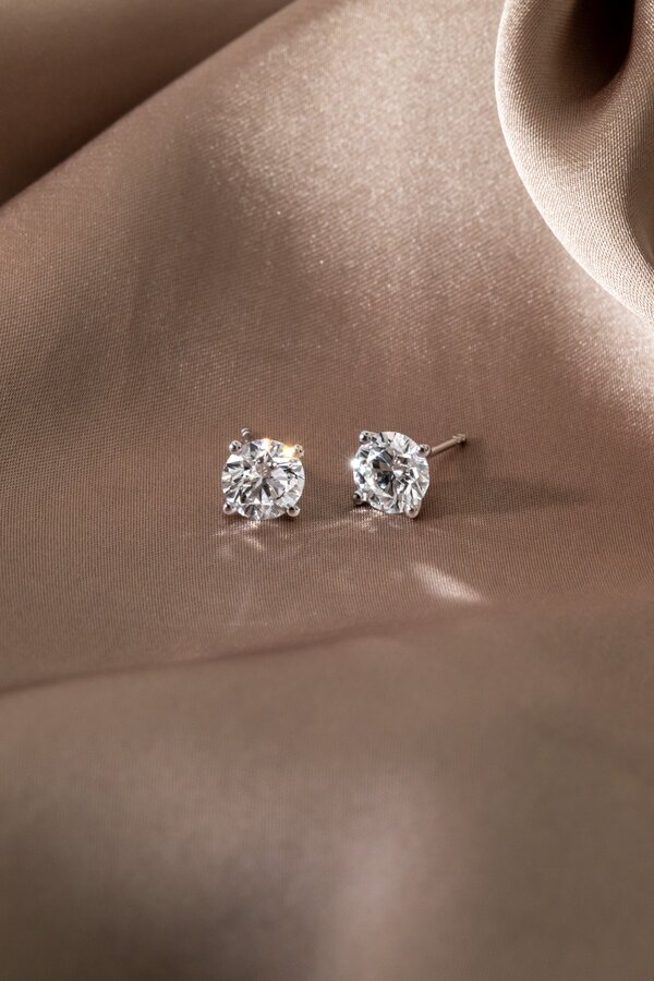 round diamond stud earrings in white gold