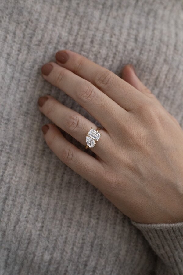 pear and emerald toi et moi engagement ring in yellow gold