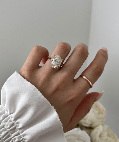 halo cluster oval diamond ring windermere in yellow gold