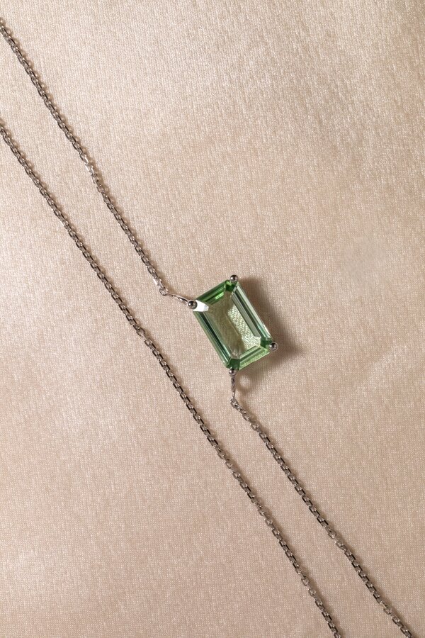  Luxury east-west emerald cut green gemstone pendant necklace with fine chain