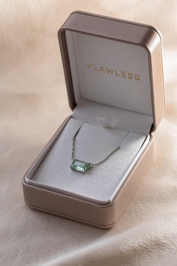  Luxury east-west emerald cut green gemstone pendant necklace with fine chain.