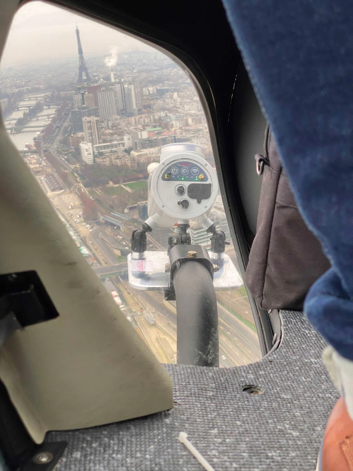 Imajbox 3TX+ fixée sur un support dédié à l’intérieur d’un hélicoptère lors d’un relevé aérien de Paris.