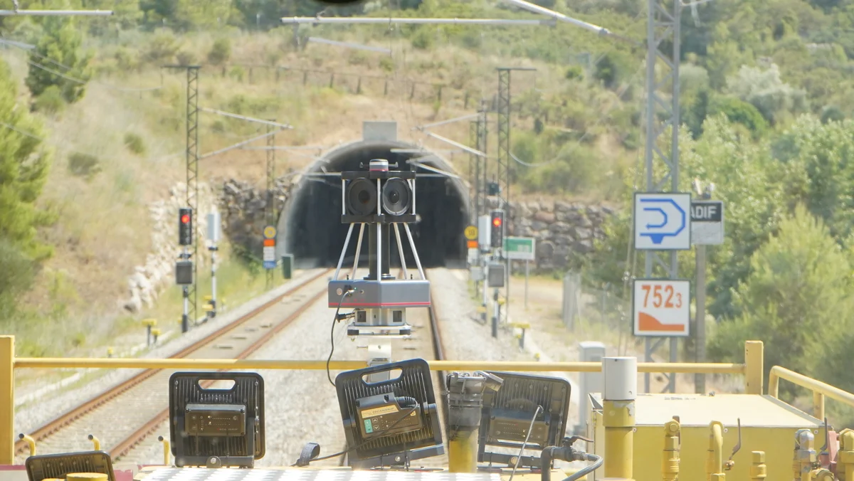 Imajbox 360HD installé sur un véhicule ferroviaire devant un tunnel lors d’un relevé ferroviaire en cartographie mobile