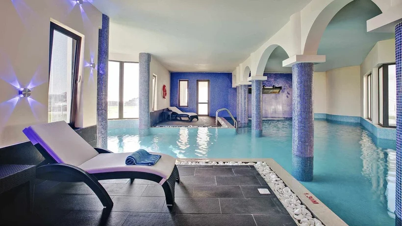 Indoor Pool des Hotels Plimmiri.