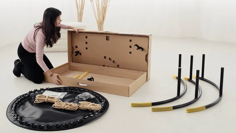 Le montage facile d'un bellicon : Une femme assemble le bellicon.