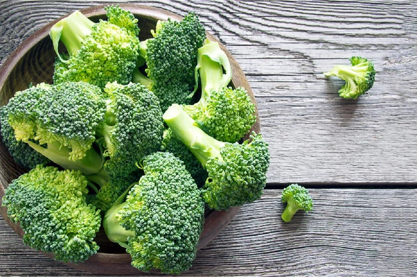 Photo symbolique d’un brocoli et de curcuma