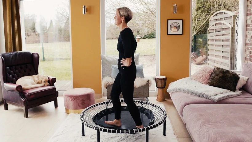 Nadja Will hüpft auf einem bellicon.