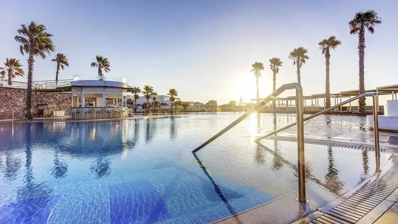 Pool des Hotels Plimmiri.