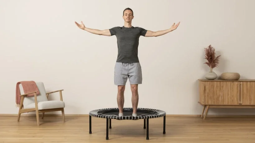  Ein Mann springt auf dem bellicon.