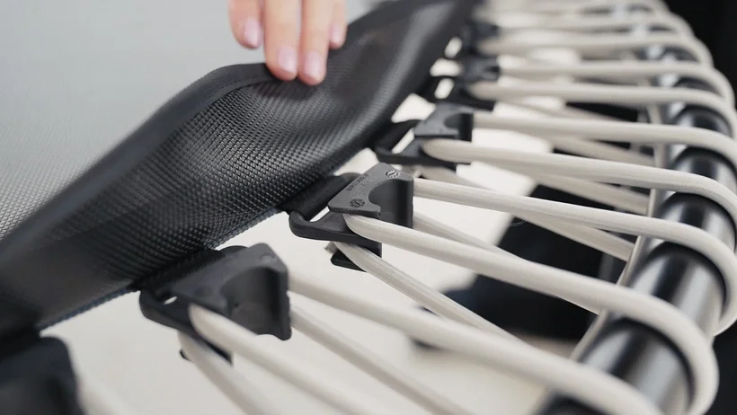 L'élastique du bellicon est inséré dans le crochet breveté.