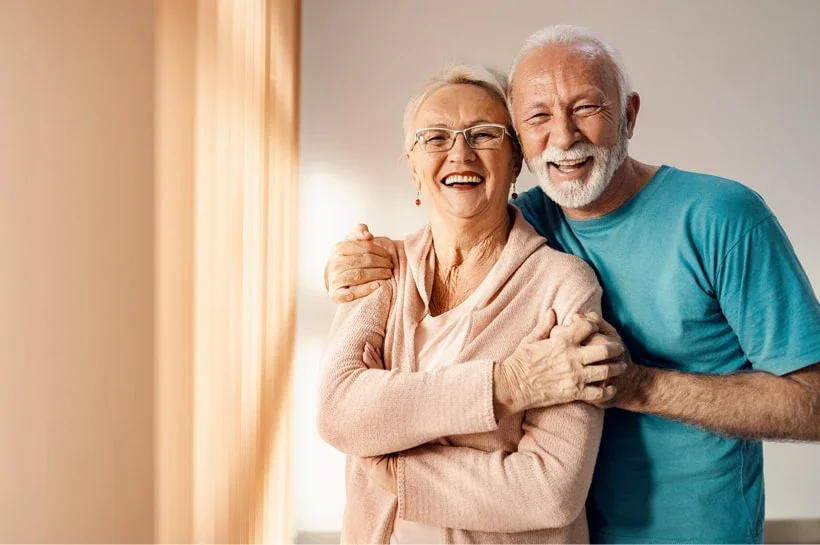 Un couple âgé s'embrasse et est heureux.