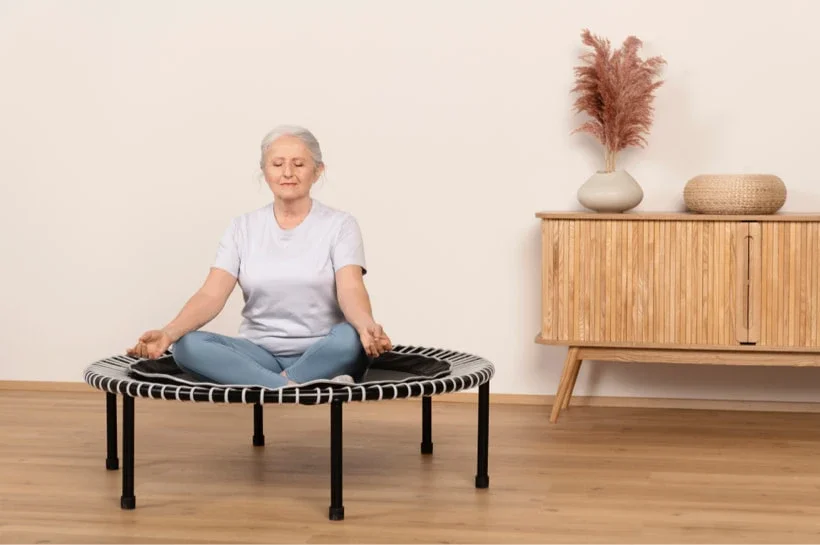 Frau genießt den Moment auf dem bellicon Minitrampolin.