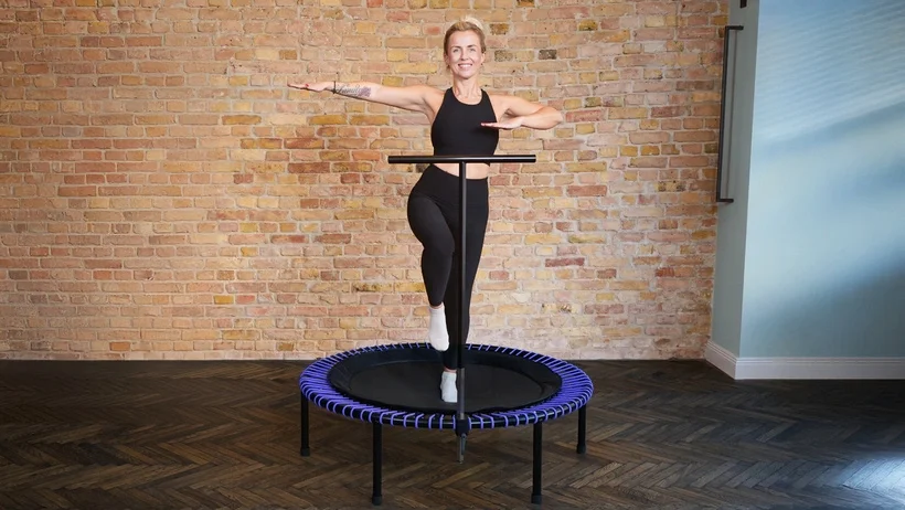 Nadja Will macht Balance-Übungen auf dem bellicon.