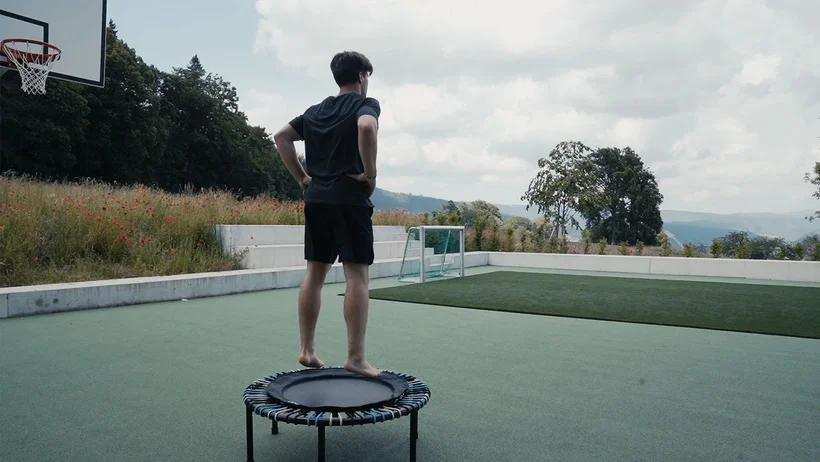 Jonas Junker trains outdoors on the bellicon.