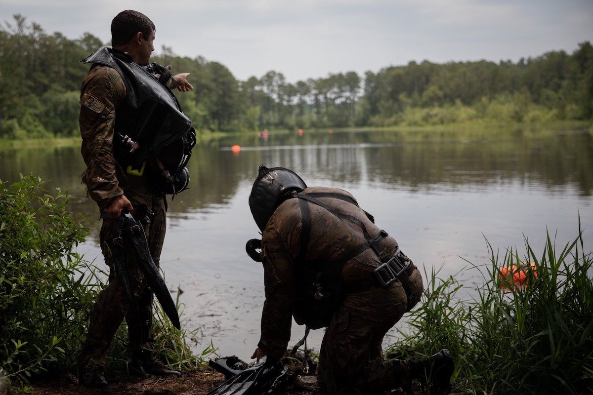 Who’s the Best Underwater? Inside the Army’s Combat Diver Competition