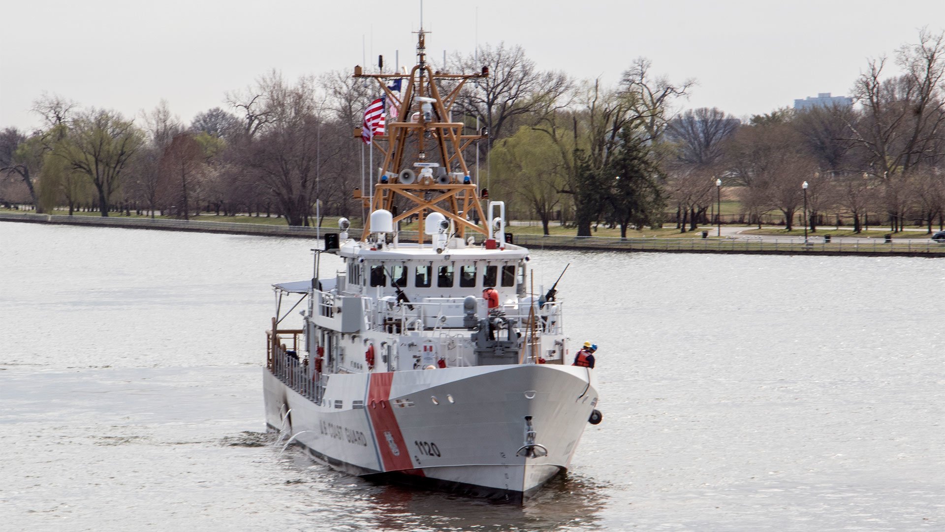 ‘Violent’ Seas Sweep Coast Guard Rescue Swimmers Into Water After ...