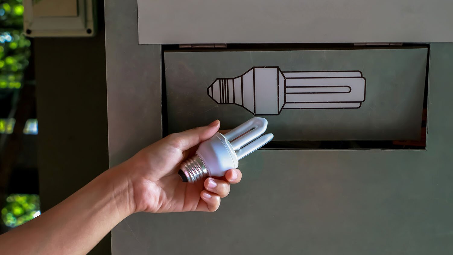 How to Dispose of Fluorescent Light Bulbs and Tubes