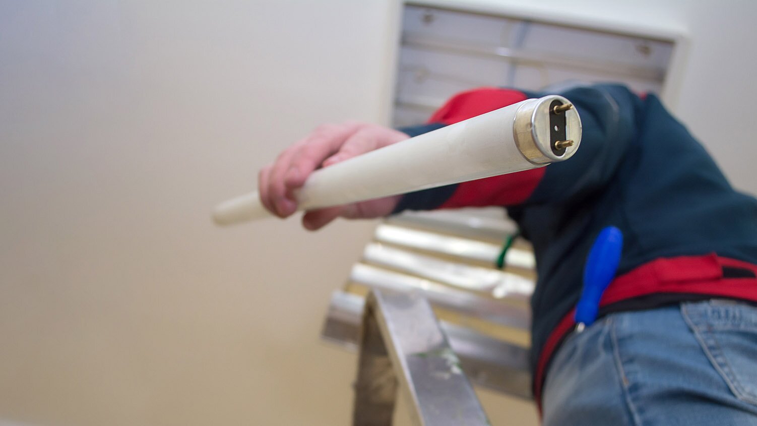 How to Dispose of Fluorescent Light Bulbs and Tubes