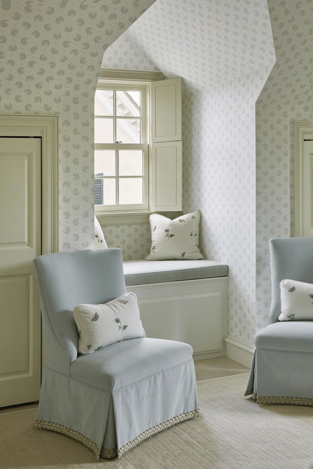 Using Floral Prints and Patterns in a Bedroom-- How to Layer Pattern o ...