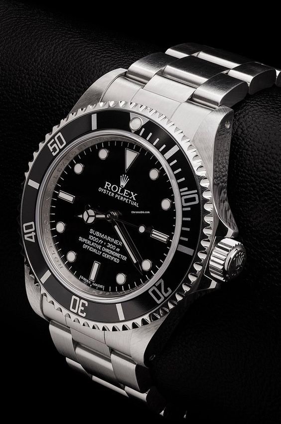 Undecided by a Sea-Dweller or Submariner. Here is our guide to navigate ...