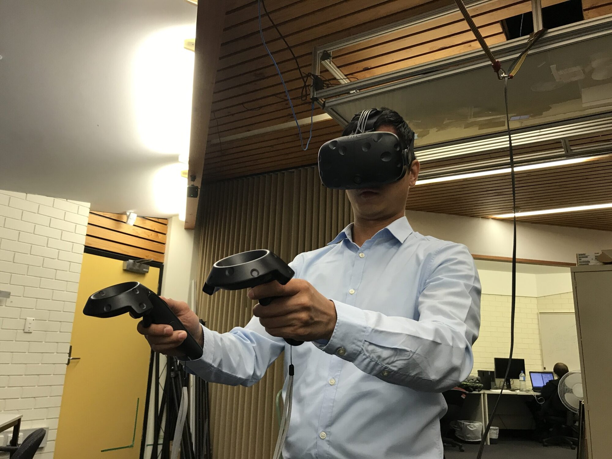 Man fractures neck from daily VR headset use » CGI Clinic