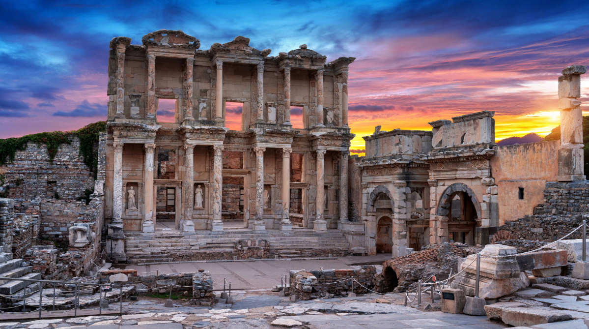 Celsus-biblioteket i Efesos, Tyrkia, ved solnedgang