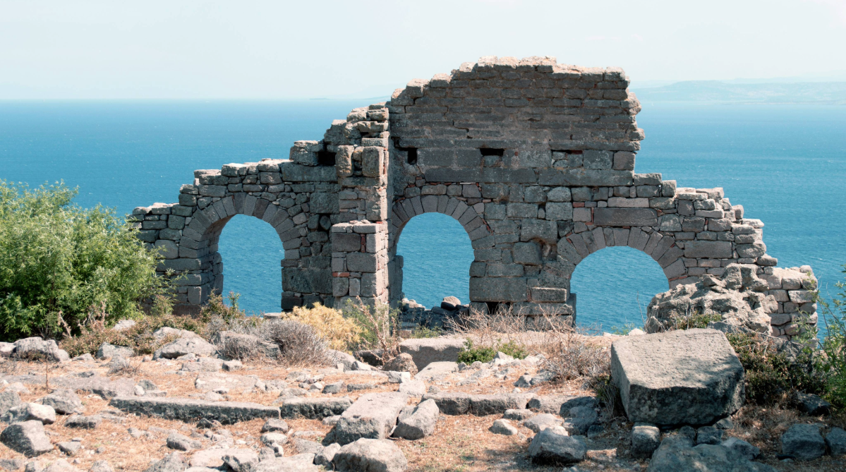 Ruiner med utsikt over havet i Assos, Tyrkia
