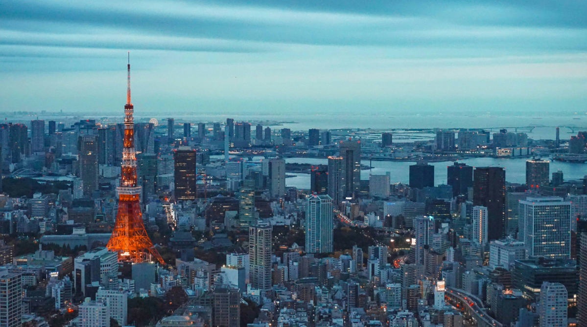 Luftfoto af Tokyo i skumringen
