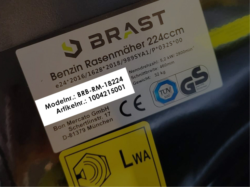 Typenschild eines Brast Benzin-Rasenmähers mit Modelnummer BRB-RM-18224 und Artikelnummer 1004215001; technische Angaben und Prüfzeichen sichtbar.