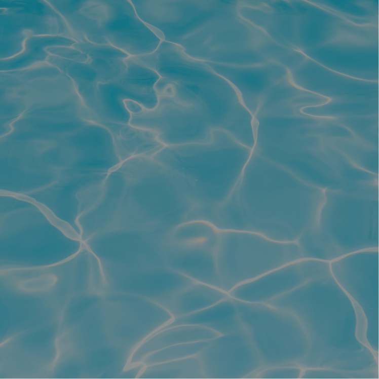 Oberfläche von klarem, blauem Wasser mit Lichtreflexionen.