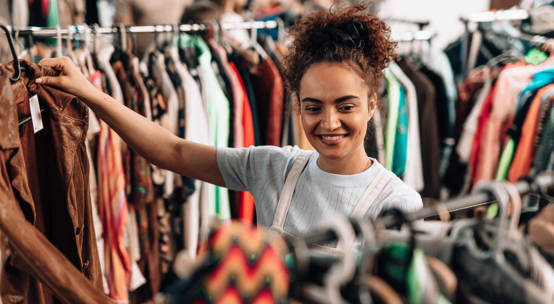 Comprar roupas em brechó: onde achar, dicas e cuidados