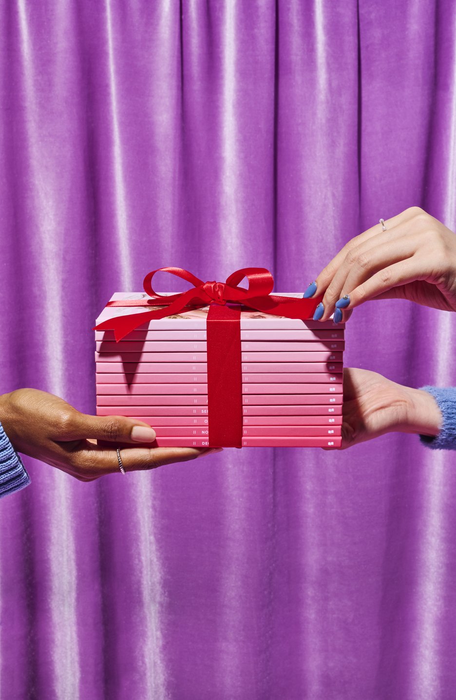 how-to-wrap-a-present-it-s-easy-with-this-gift-wrapping-how-to