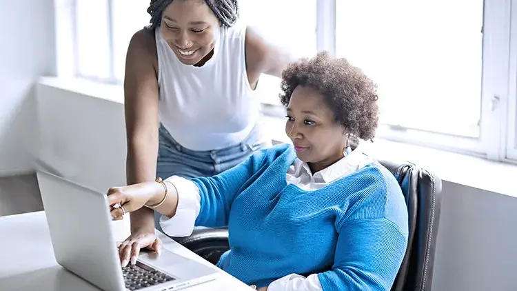 mother-and-daughter-look-at-laptop