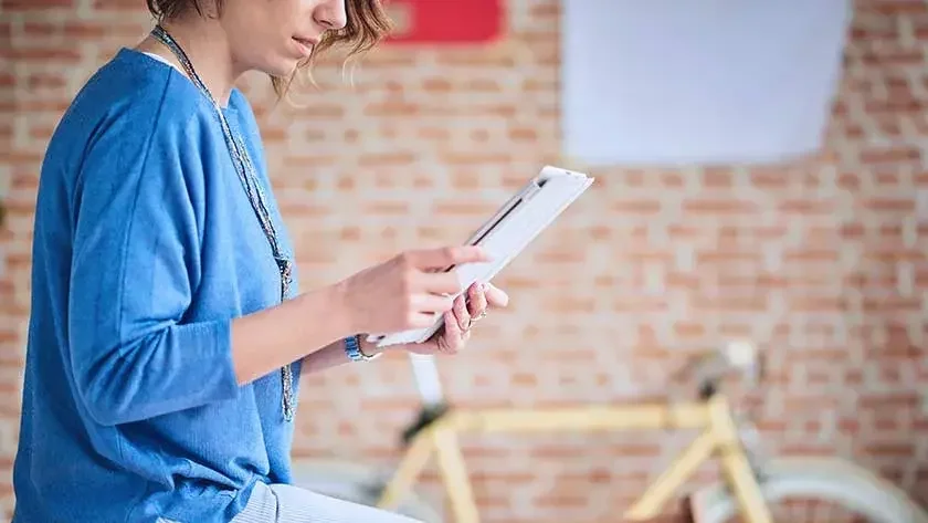 woman-looking-at-ipad